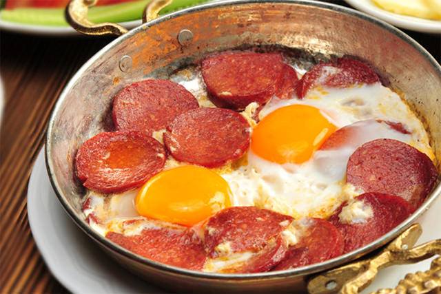 Sucuklu Yumurta / Fried egg With Papperoni